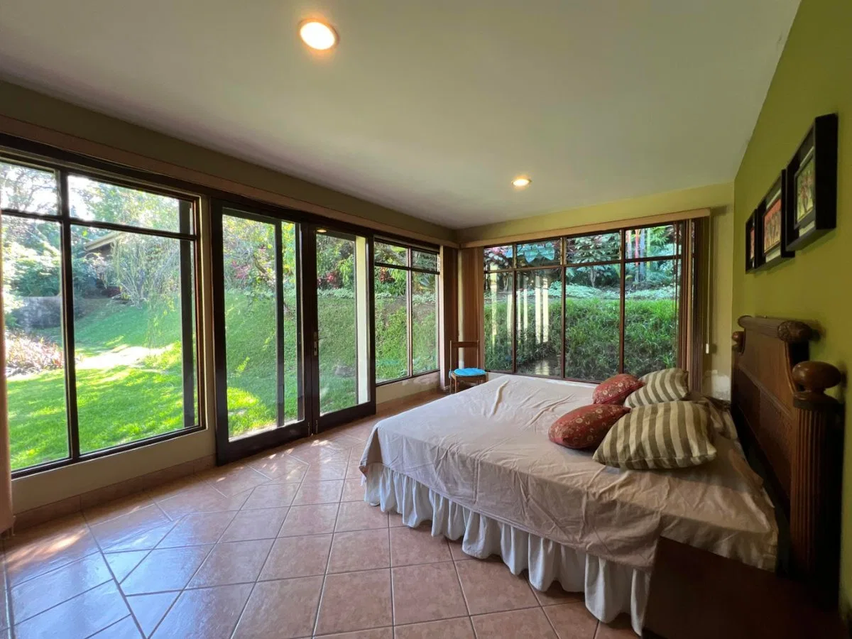 Casa en venta con amplio terreno y jardines en zona céntrica #26-1295 GS - Venta en Escazú, photo 2