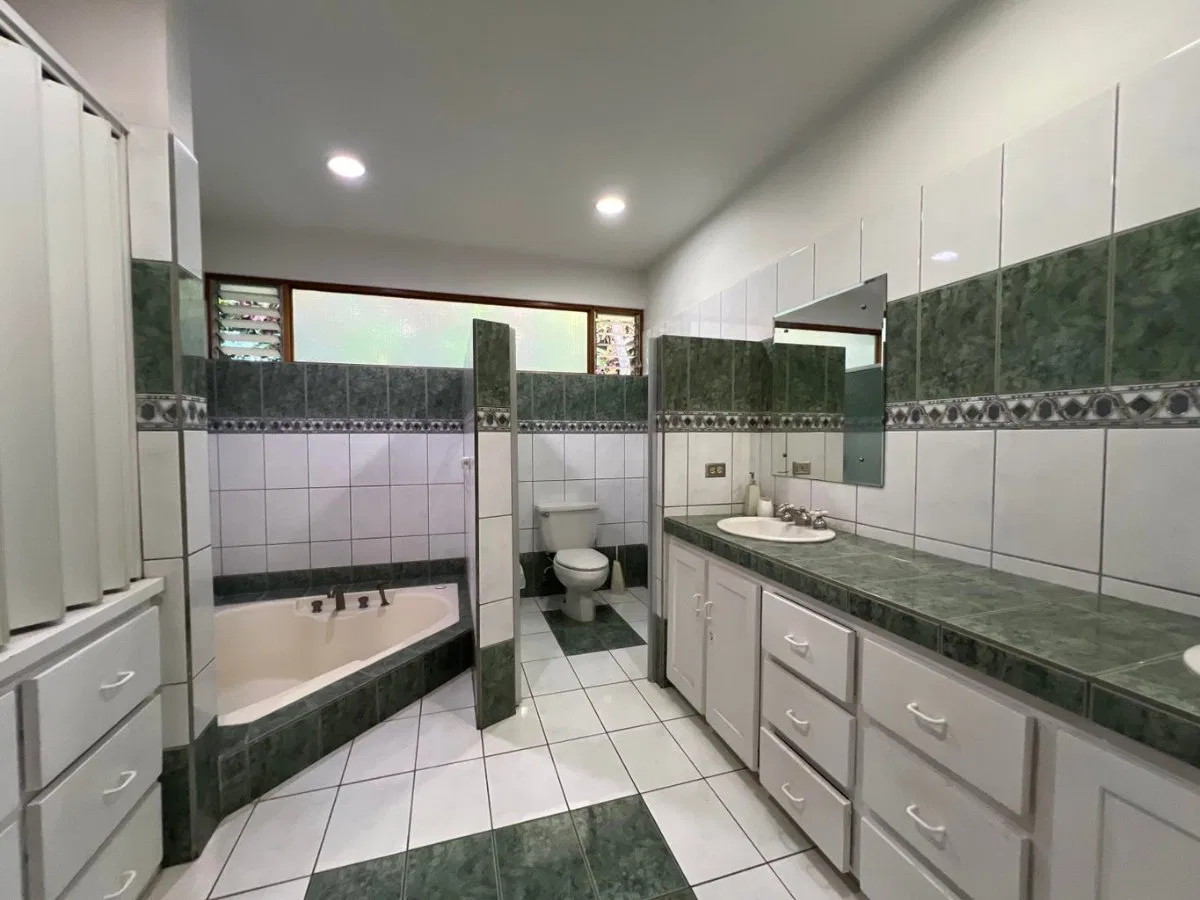 Casa en venta con amplio terreno y jardines en zona céntrica #26-1295 GS - Venta en Escazú, photo 3