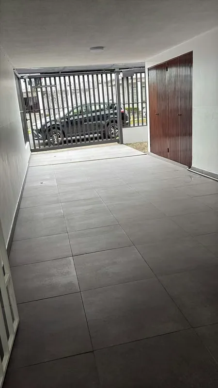 Primera planta: jardín, cochera para 2 carros, sala, comedor, terraza, cocina con muebles, cuarto de pilas amplio, cuarto de servicio con su baño., photo 2