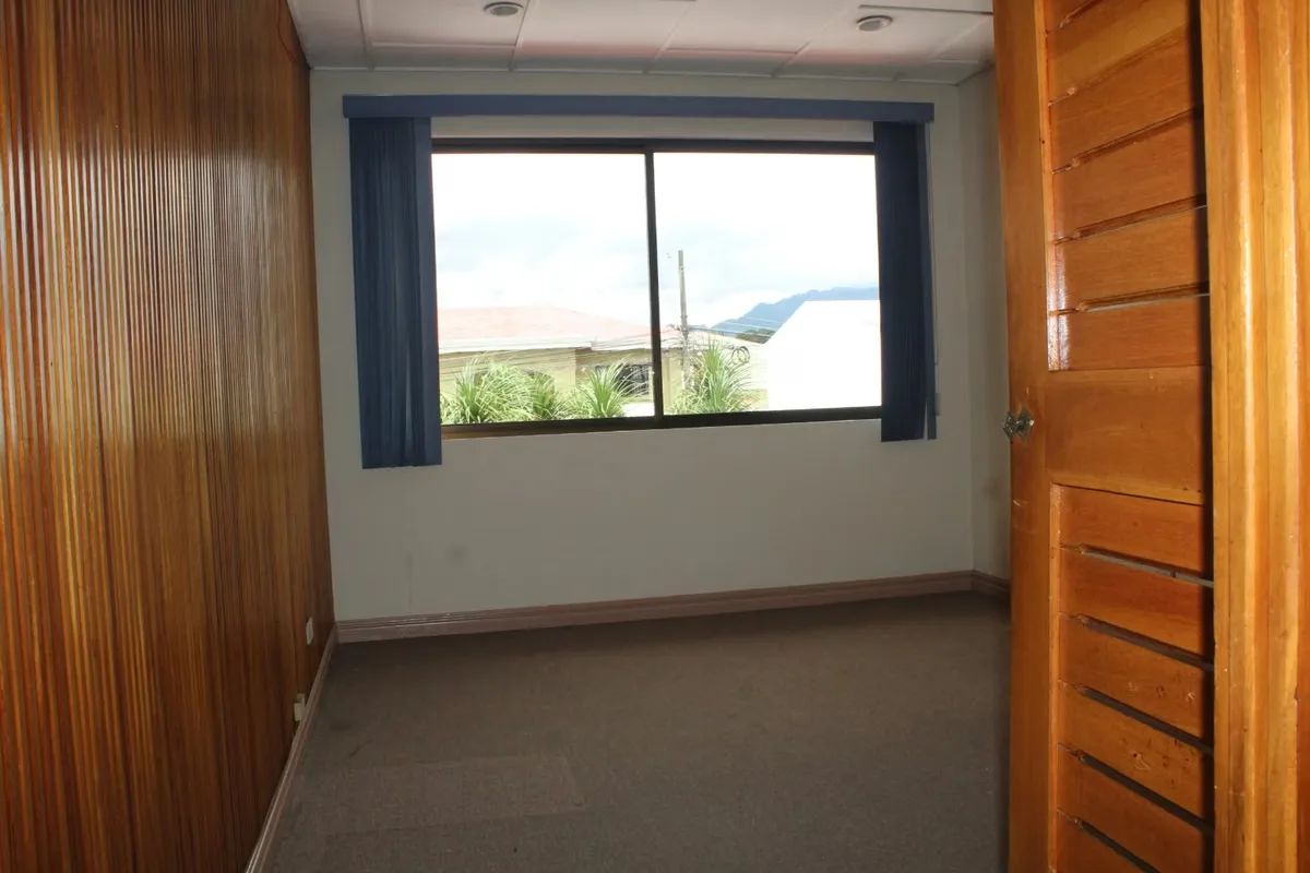 Primera planta: jardín, cochera para 2 carros, sala, comedor, terraza, cocina con muebles, cuarto de pilas amplio, cuarto de servicio con su baño., photo 11
