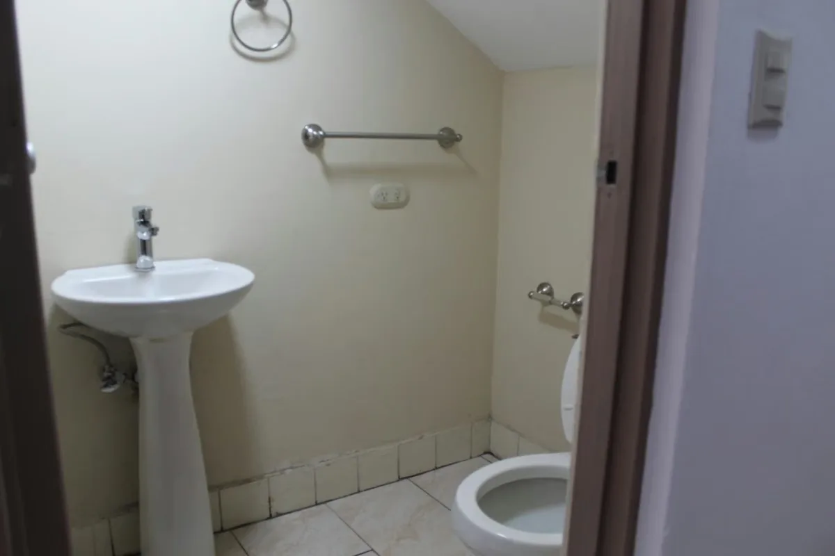 Primera planta: jardín, cochera para 2 carros, sala, comedor, terraza, cocina con muebles, cuarto de pilas amplio, cuarto de servicio con su baño., photo 12