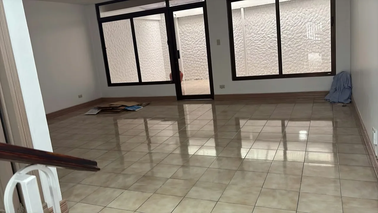Primera planta: jardín, cochera para 2 carros, sala, comedor, terraza, cocina con muebles, cuarto de pilas amplio, cuarto de servicio con su baño., photo 13
