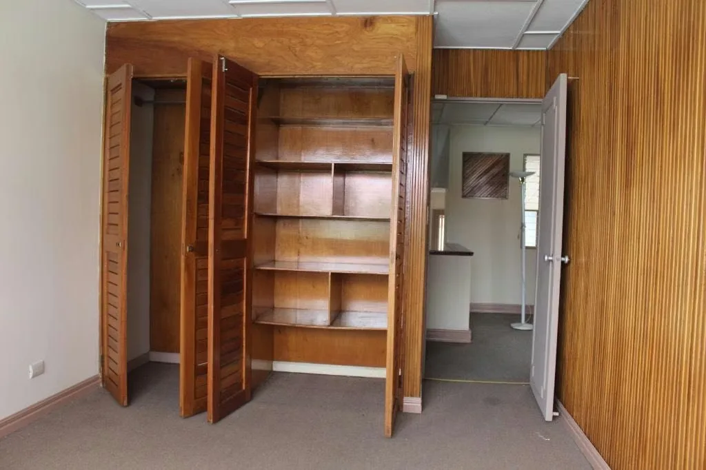 Primera planta: jardín, cochera para 2 carros, sala, comedor, terraza, cocina con muebles, cuarto de pilas amplio, cuarto de servicio con su baño., photo 5