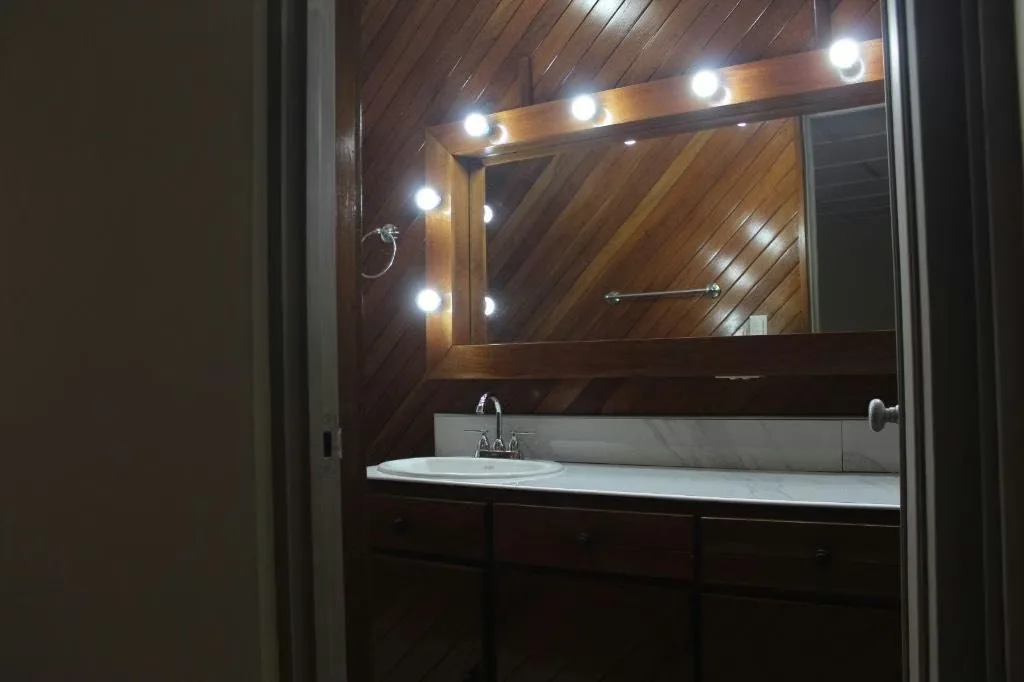 Primera planta: jardín, cochera para 2 carros, sala, comedor, terraza, cocina con muebles, cuarto de pilas amplio, cuarto de servicio con su baño., photo 6