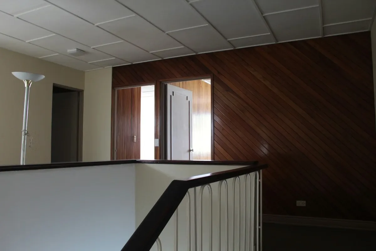 Primera planta: jardín, cochera para 2 carros, sala, comedor, terraza, cocina con muebles, cuarto de pilas amplio, cuarto de servicio con su baño., photo 7