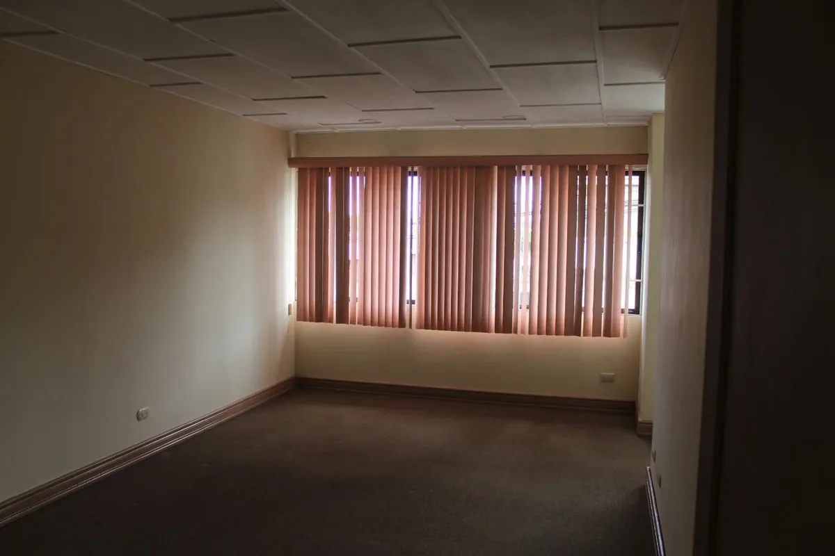 Primera planta: jardín, cochera para 2 carros, sala, comedor, terraza, cocina con muebles, cuarto de pilas amplio, cuarto de servicio con su baño., photo 8