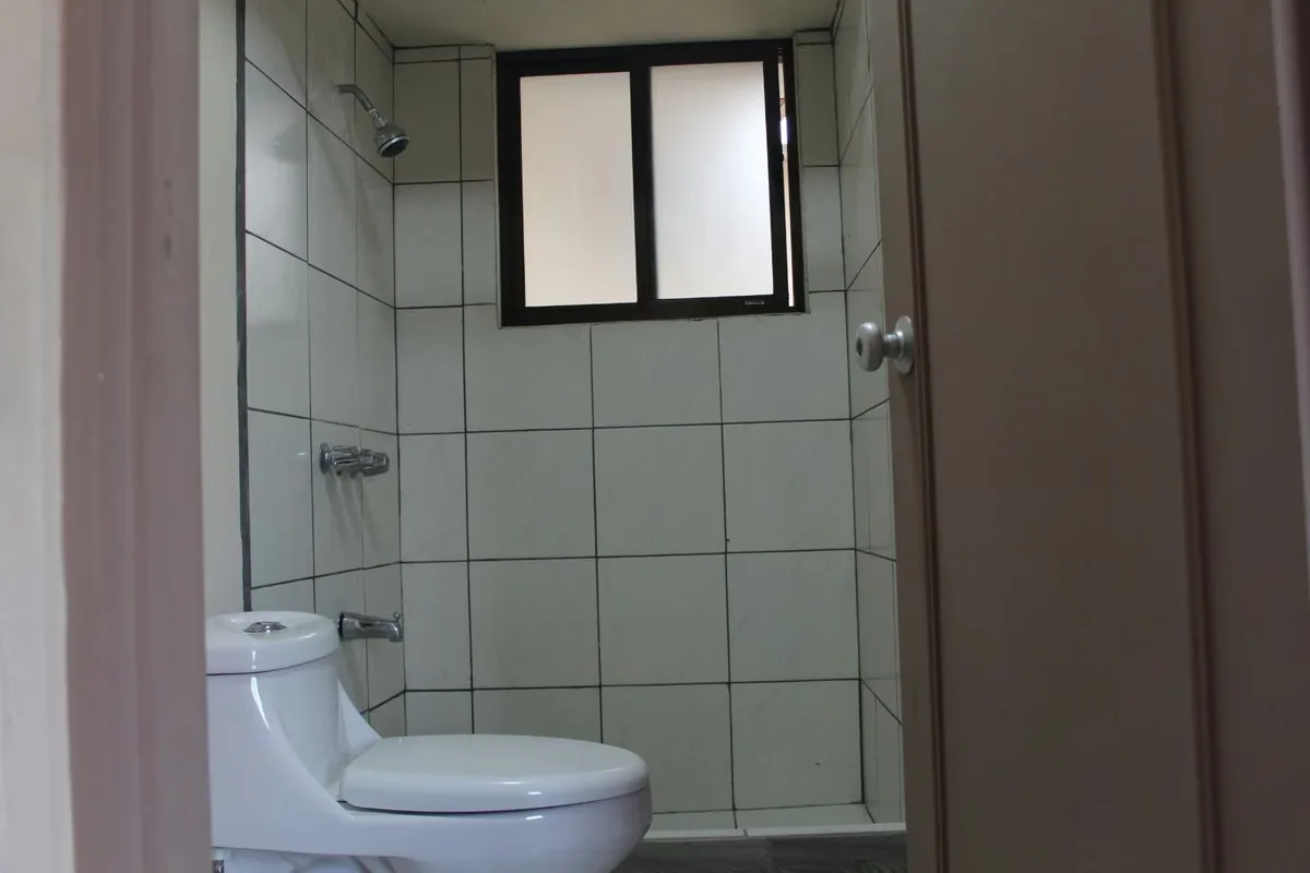 Primera planta: jardín, cochera para 2 carros, sala, comedor, terraza, cocina con muebles, cuarto de pilas amplio, cuarto de servicio con su baño., photo 9