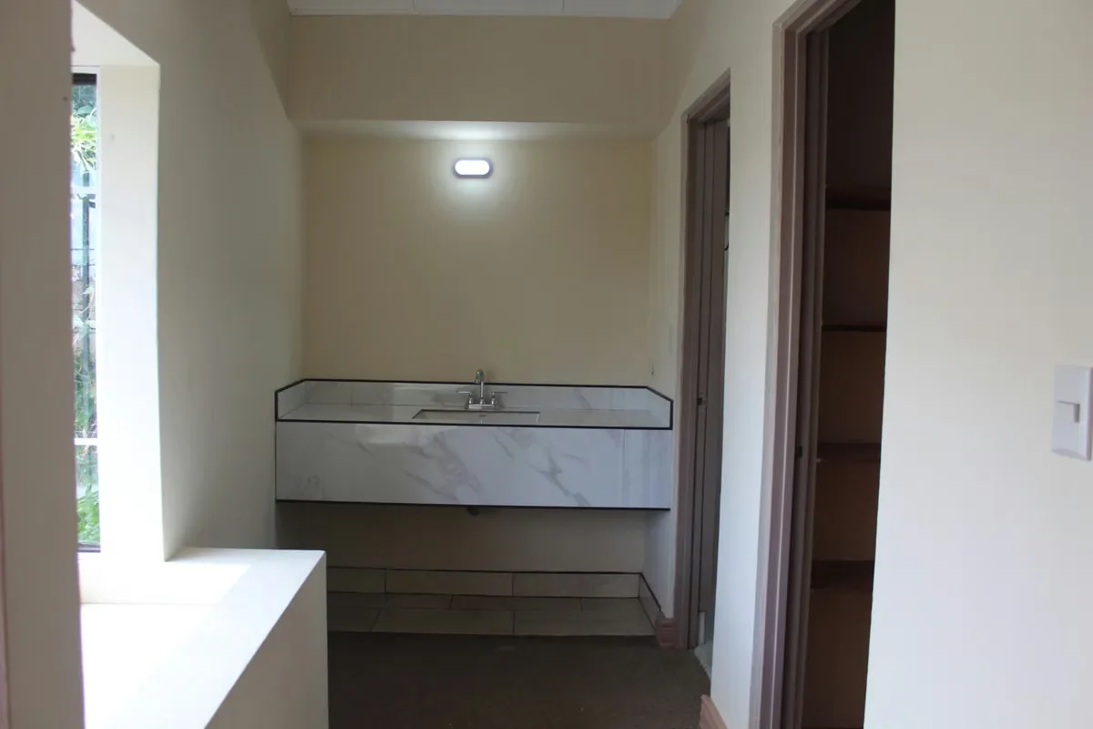 Primera planta: jardín, cochera para 2 carros, sala, comedor, terraza, cocina con muebles, cuarto de pilas amplio, cuarto de servicio con su baño., photo 10