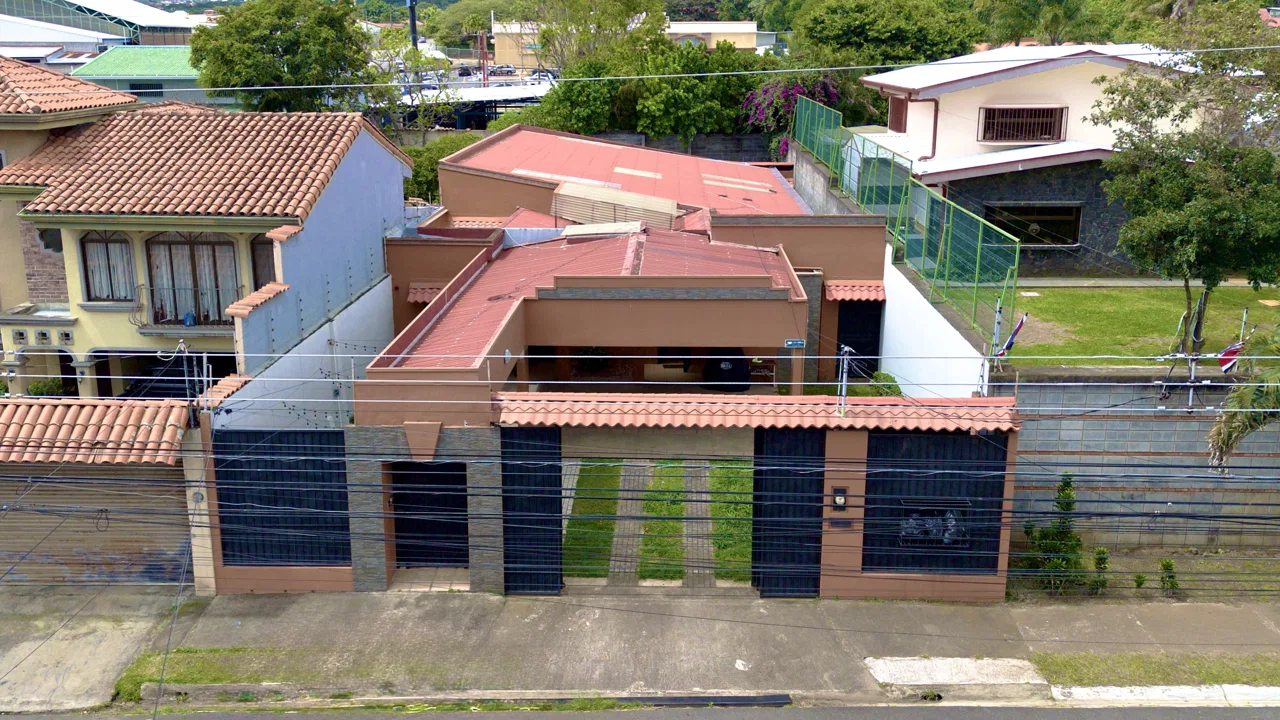 Amplia casa de 3 Habitaciones en Venta en Santo Domingo de Heredia