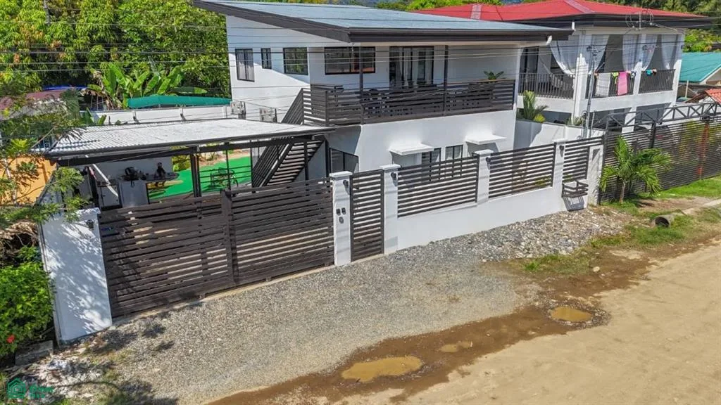 Una casa con una suite en la planta superior y dos apartamentos de alquiler