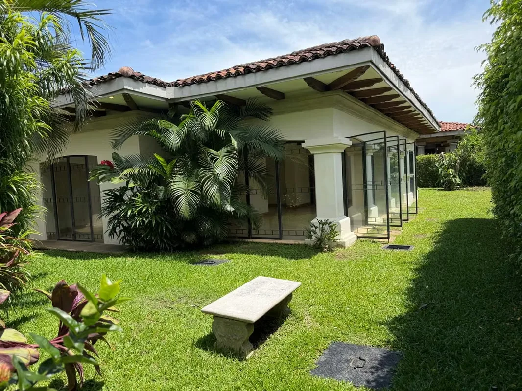 Preciosa casa de un piso con jardín