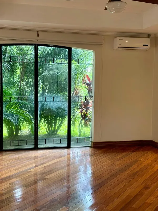 Preciosa casa de un piso con jardín, photo 12