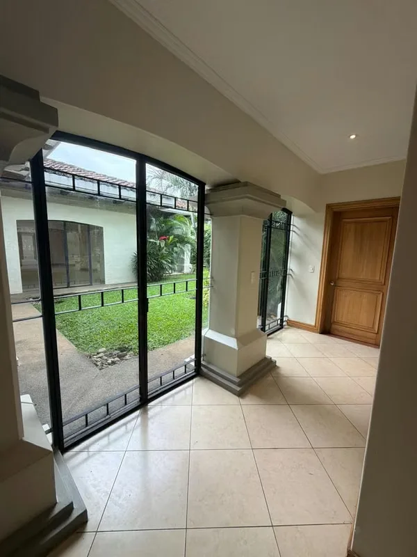 Preciosa casa de un piso con jardín, photo 3