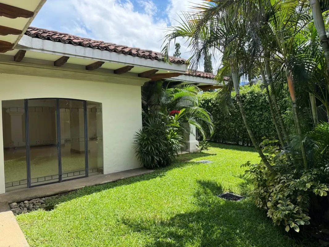 Preciosa casa de un piso con jardín, photo 5