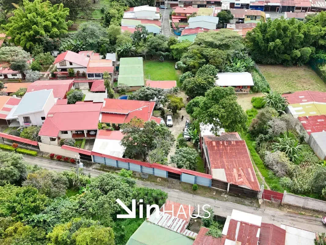 Venta de amplia propiedad de 2248 m2 de terreno con 5 casas y un apartamento en San Rafael Arriba de Desamparados. La casa principal consta de un corredor frontal, un recibidor, un ...