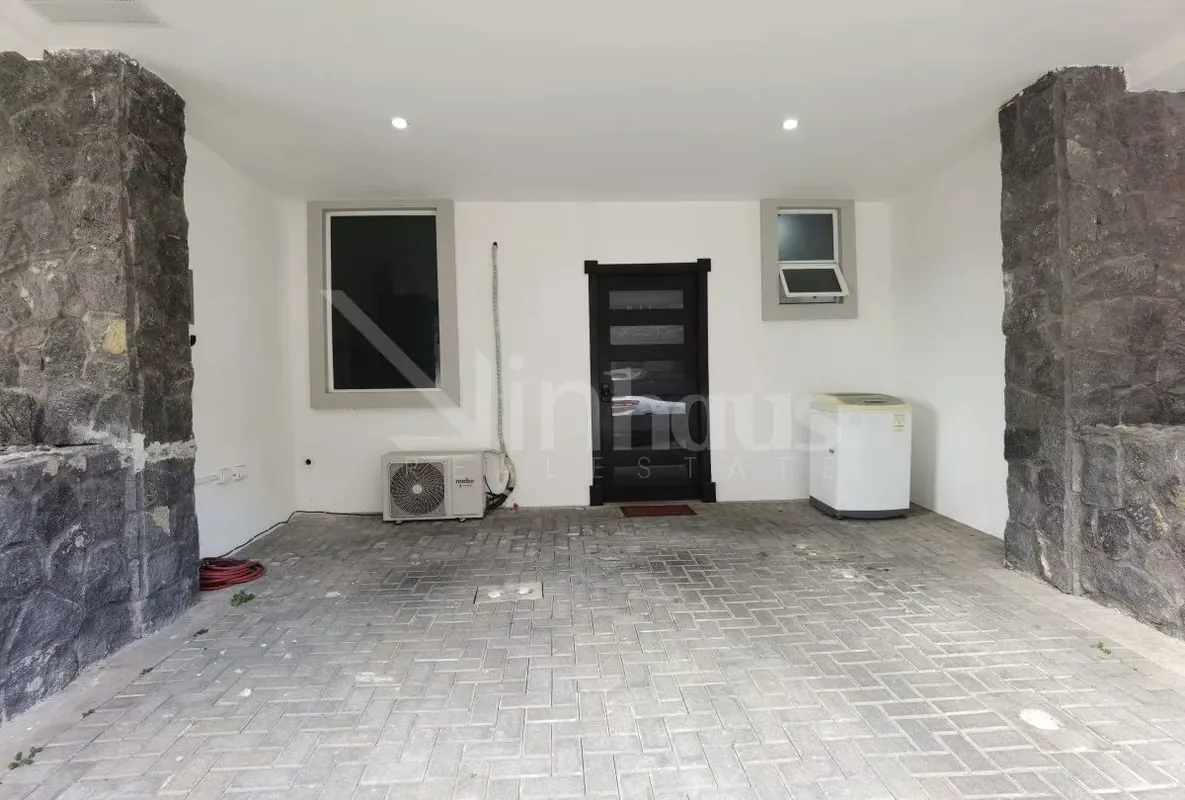 La planta baja integra un medio baño para visitas, un espacio abierto de sala y comedor que conecta con la cocina, además de un área de pilas y un jardín trasero que aporta ...