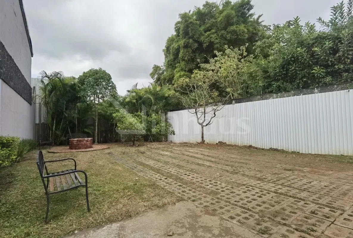 The ground floor includes a half-bathroom for visitors, an open living room and kitchen, as well as a back garden and separate battery area. This structure of 165 square meters of ..., photo 2