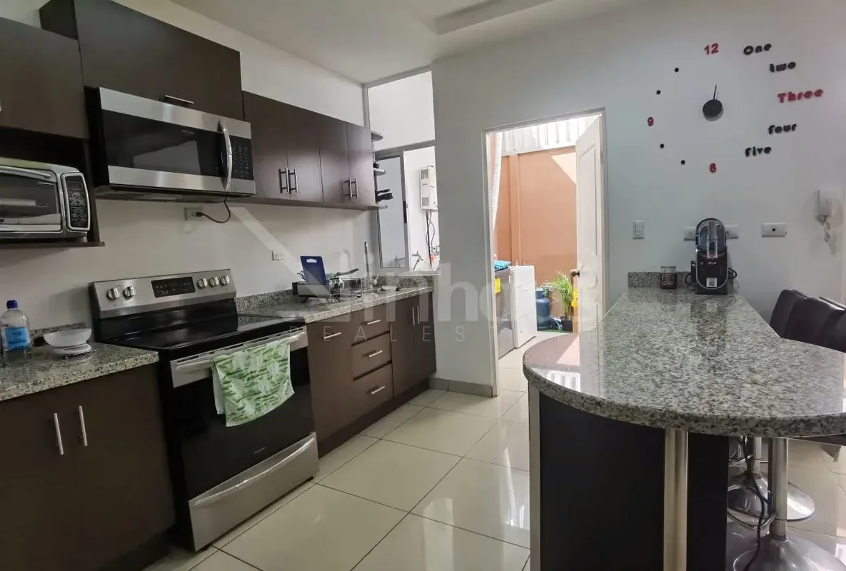 The ground floor includes a half-bathroom for visitors, an open living room and kitchen, as well as a back garden and separate battery area. This structure of 165 square meters of ..., photo 6