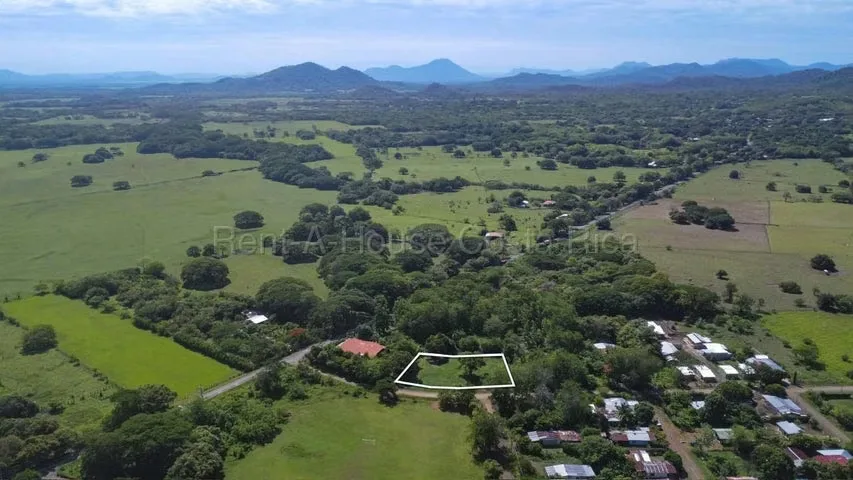 E Santa Barbara de Santa Cruz, Guanacaste, offers a lot of 284.24 m ², with 9 meters of front. About 10 minutes from the centre of Santa Cruz, close to schools, schools, shops and ...