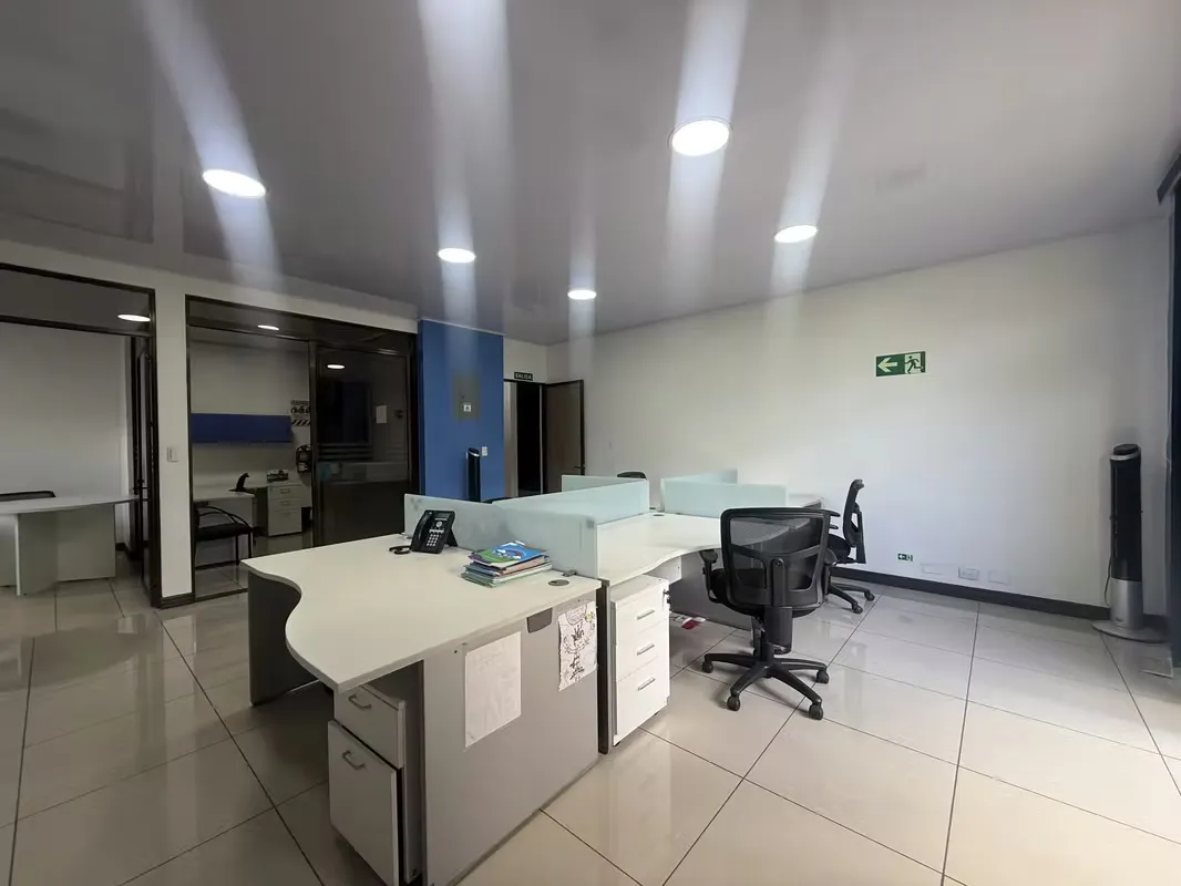 Edificio comercial de un solo nivel situado en el corazón de San Pedro, desarrollado con un diseño contemporáneo y altos estándares constructivos. La propiedad, de 398 metros ..., photo 11