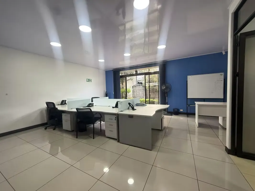 Edificio comercial de un solo nivel situado en el corazón de San Pedro, desarrollado con un diseño contemporáneo y altos estándares constructivos. La propiedad, de 398 metros ..., photo 10