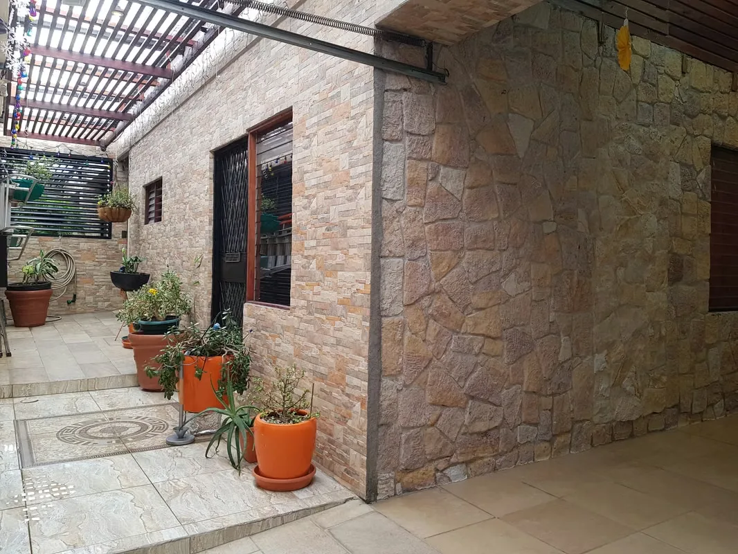 MA Asesorías vende linda propiedad de estilo contemporáneo en Barrio Córdoba, con finos acabados y diversos ambientes para vivir con todas las comodidades en una zona de fácil ...