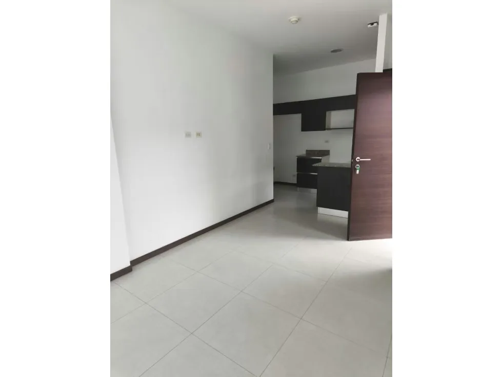 ¿Buscas una opción lista para habitar o invertir? Este apartamento destaca por sus acabados modernos y una distribución muy funcional.