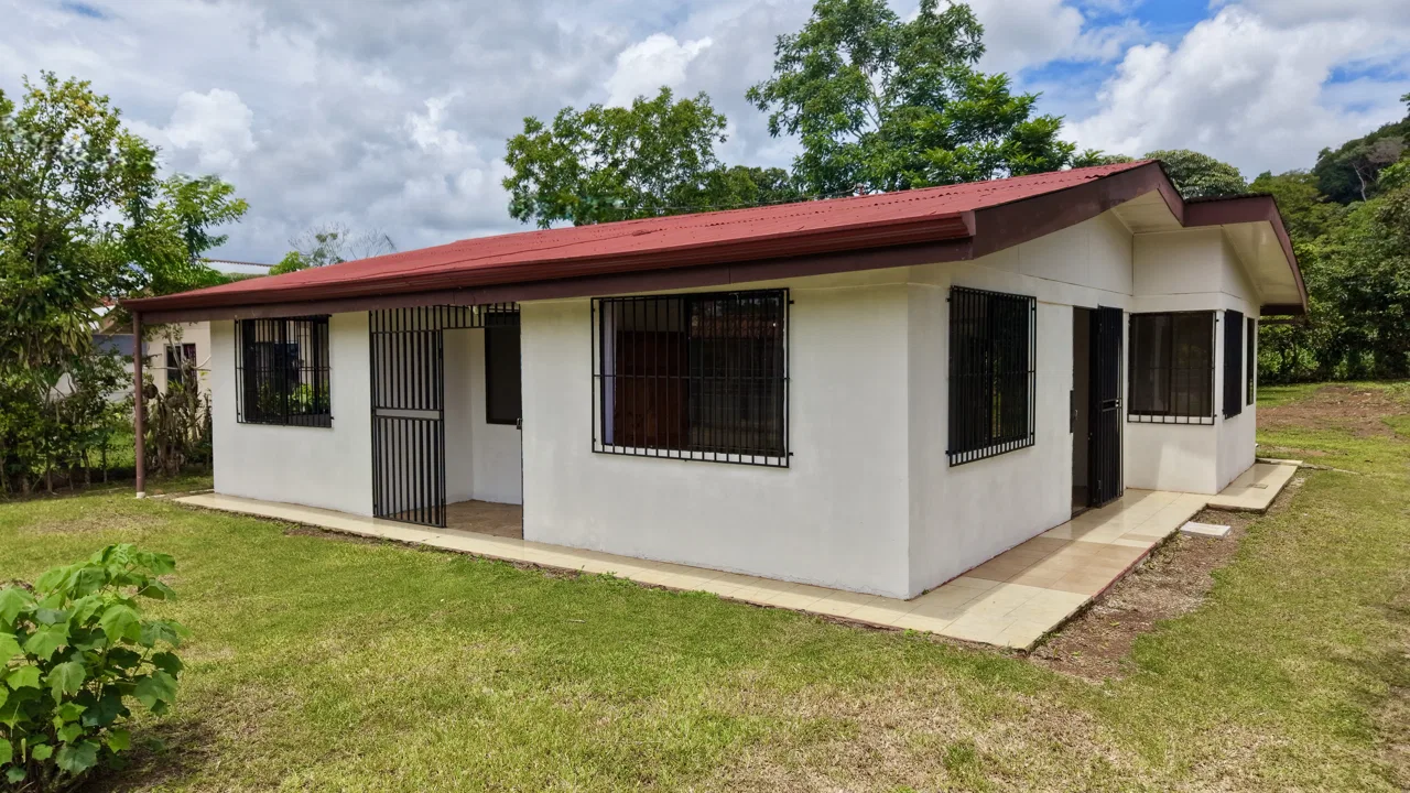 SE VENDE CASA CON AMPLIO TERRENO PLANO Y ARBOLES FRUTALES