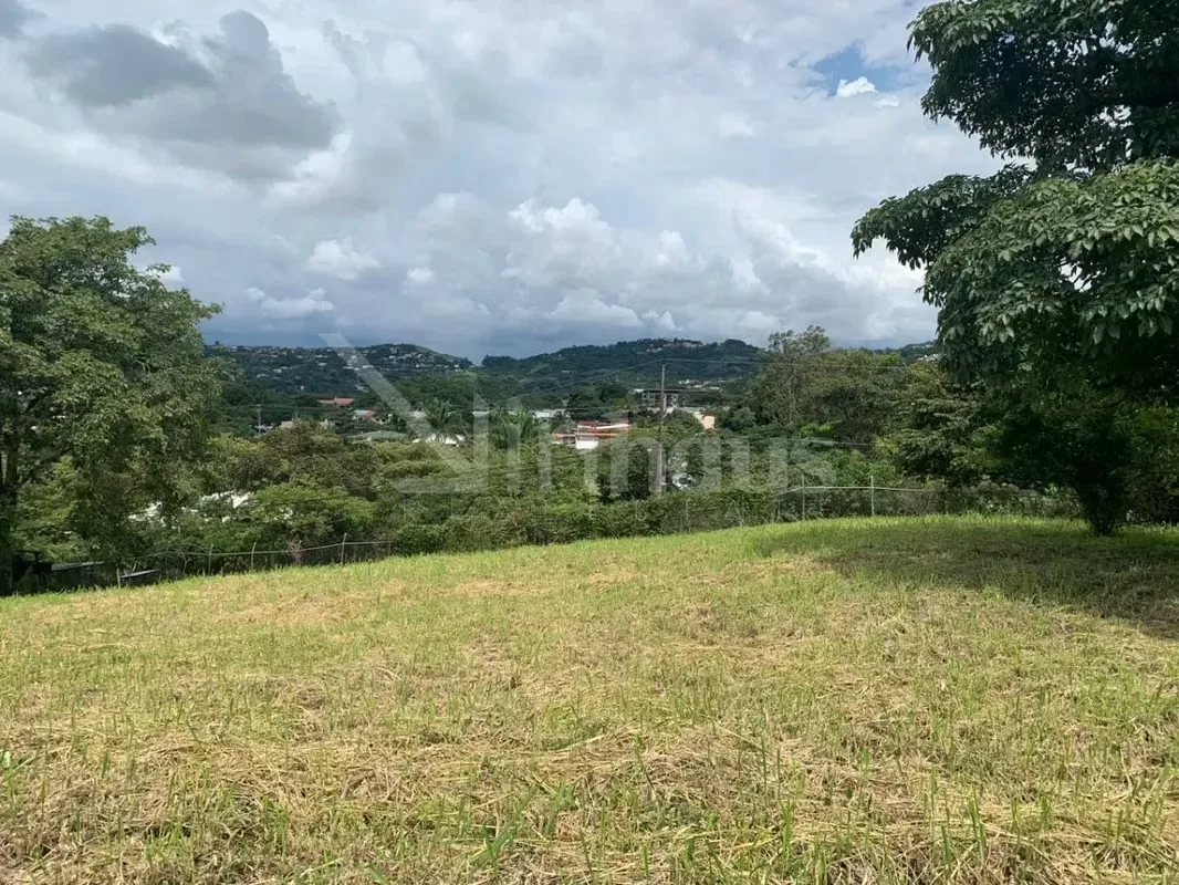 Lot with excellent residential location, are 965 square meters or the mother lot of 1930 meters (other price). Mostly plant topography.