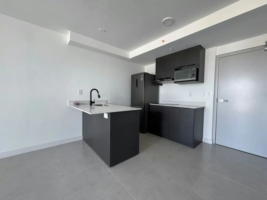 ¿Busca un apartamento nuevo, moderno y listo para mudarse? Esta oportunidad en la nueva torre de Sky Garden La Sabana lo tiene todo.