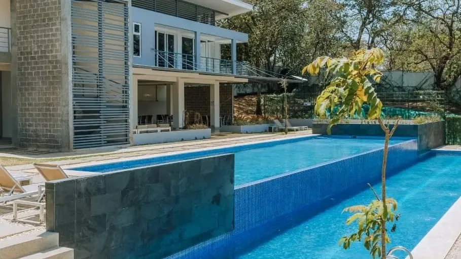 Casa de 2 plantas con acabados de lujo, con oficina cerrada, cuenta con un jardin grande, areas sociales completas para el disfrute familiar, parque de mascotas., photo 2