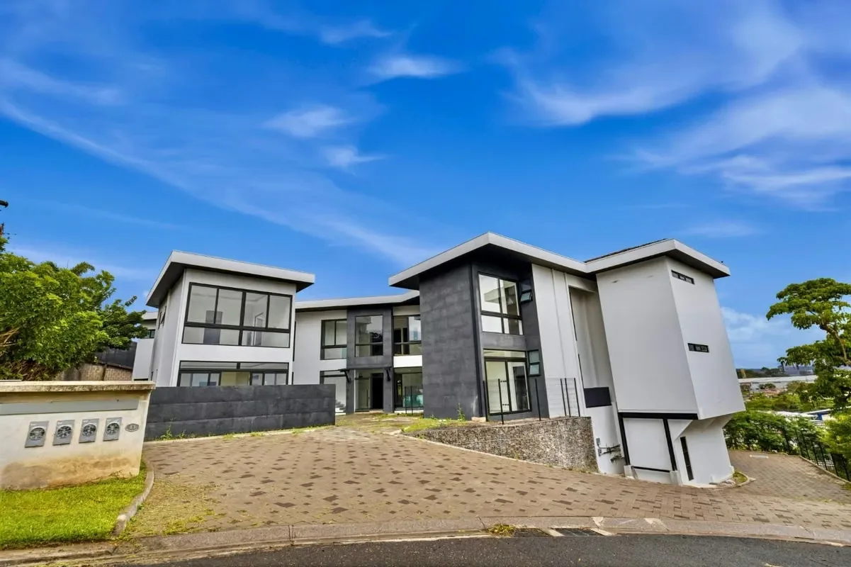 Apartamento ubicado en Cerro Alto. Este exclusivo apartamento destacado por sus amplios espacios, techos ...