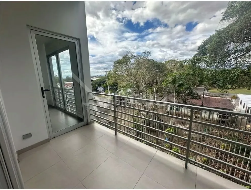 Se vende apartamento en condominio en Santa Ana. Cuenta con 101 m2 habitables, más 30 m2 correspondientes a dos espacios de estacionamiento y una bodega de 3 m2.