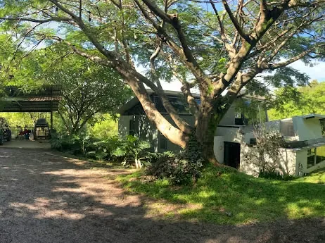 5,371 m² plot + 189 m² contemporary design studio + spacious parking. Excellent location near supermarkets, schools, and all amenities, making this a great choice., photo 2