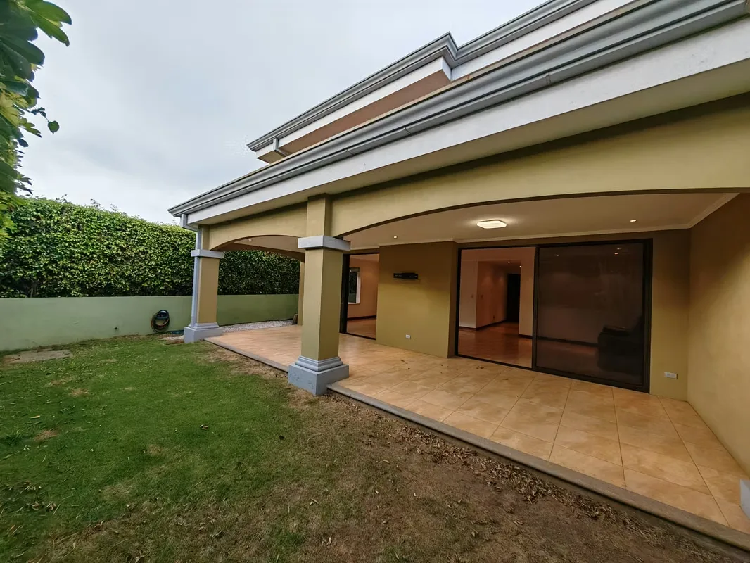Elegancia, amplitud y privacidad se unen en esta hermosa casa de estilo clásico. Su excelente distribución, amplios espacios y terreno esquinero ...