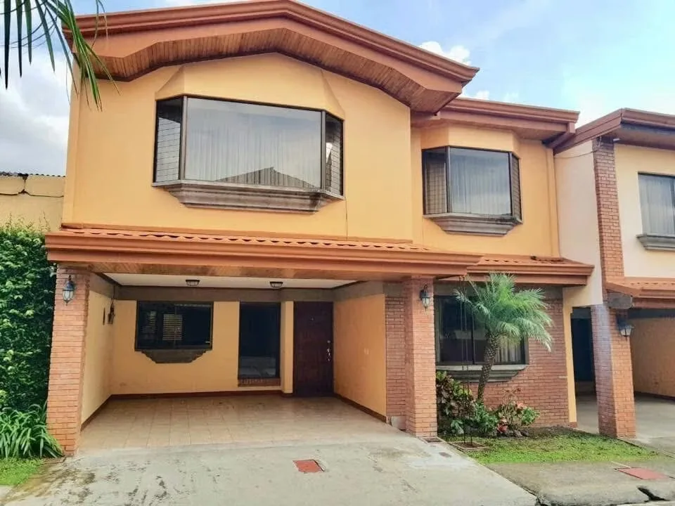 VENDE linda casa en condominio frente al Colegio de Farmacéuticos en Moravia. Ambiente familiar y seguro.