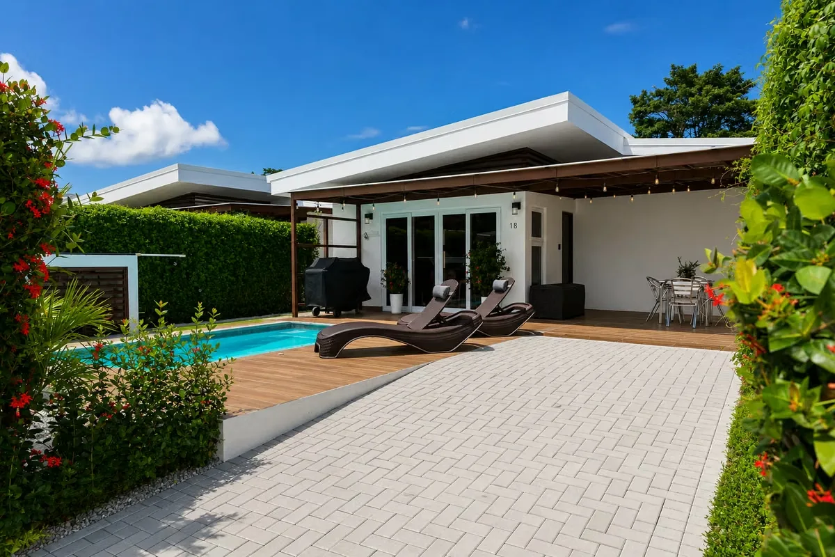 Beautiful fully furniture home located in Lapa Living Condominium, Jacó, an excellent opportunity to enjoy the beach, ...