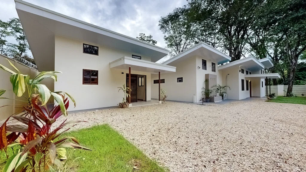 HOUSE AND CASITA CLOSE TO EVERYTHING IN UVITA