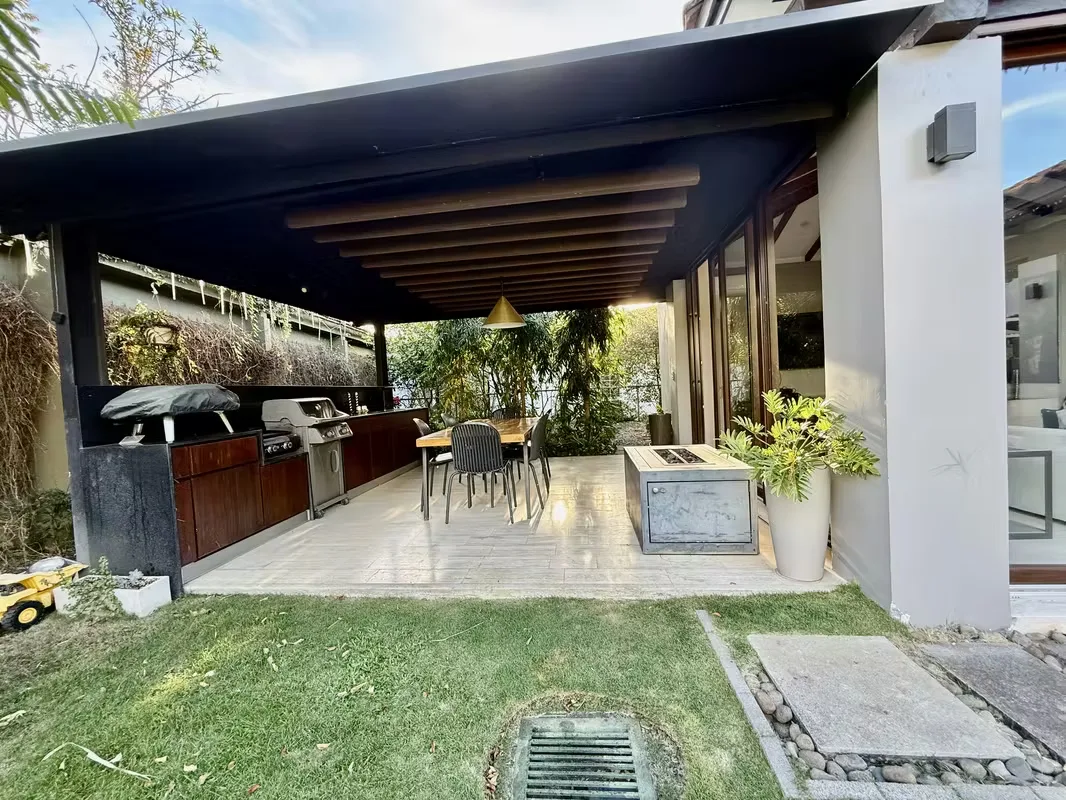 Casa en condominio para la venta en lindora con amplio jardín