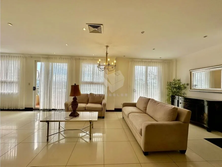 Este hermoso apartamento cuenta con tres habitaciones, sala, comedor, sala de TV, cocina, tres baños completos, medio baño para visitas, bodega y dos parqueos., photo 2