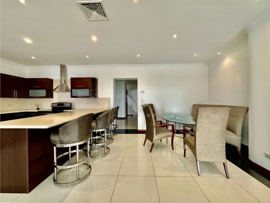Este hermoso apartamento cuenta con tres habitaciones, sala, comedor, sala de TV, cocina, tres baños completos, medio baño para visitas, bodega y dos parqueos., photo 5