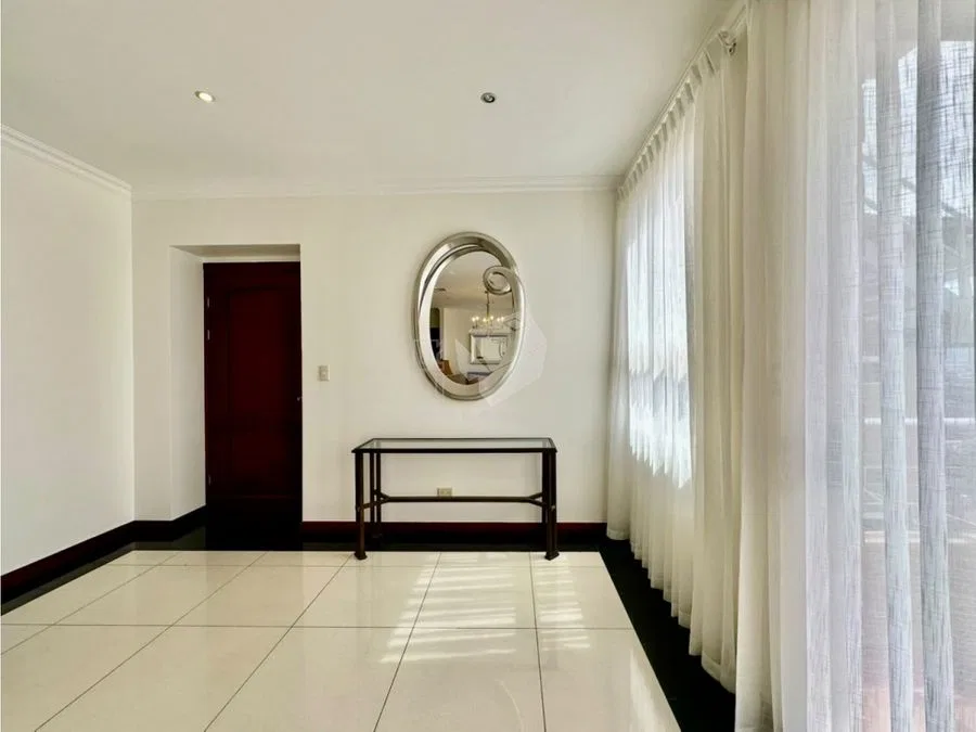 Este hermoso apartamento cuenta con tres habitaciones, sala, comedor, sala de TV, cocina, tres baños completos, medio baño para visitas, bodega y dos parqueos., photo 6