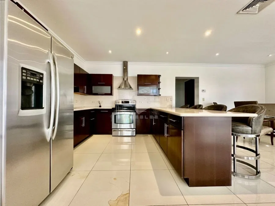 Este hermoso apartamento cuenta con tres habitaciones, sala, comedor, sala de TV, cocina, tres baños completos, medio baño para visitas, bodega y dos parqueos., photo 7