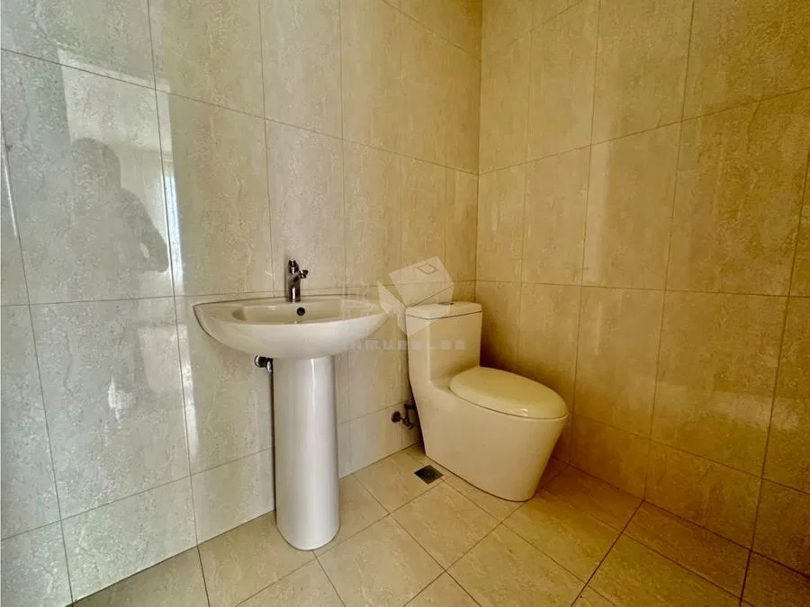 Este hermoso apartamento cuenta con tres habitaciones, sala, comedor, sala de TV, cocina, tres baños completos, medio baño para visitas, bodega y dos parqueos., photo 9