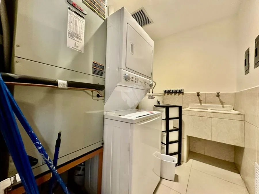 Este hermoso apartamento cuenta con tres habitaciones, sala, comedor, sala de TV, cocina, tres baños completos, medio baño para visitas, bodega y dos parqueos., photo 10