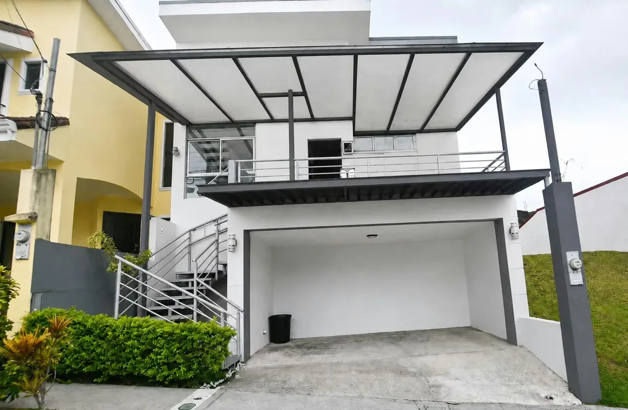 Se ofrece en venta casa ubicada en Lomas de Montes de Oca, Sabanilla, en una zona residencial tranquila, segura y con excelente ubicación, cercana a universidades, comercios y ...