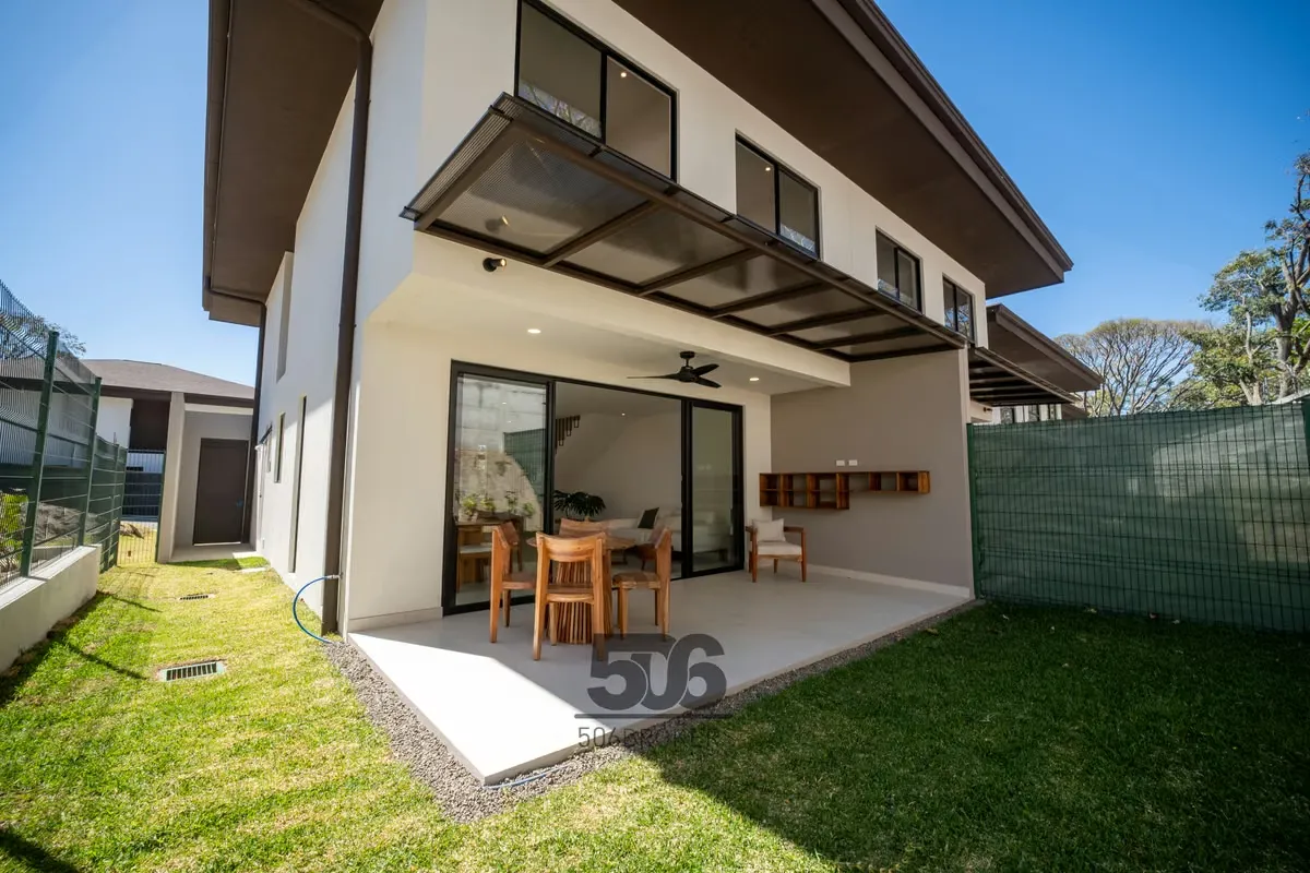 Bienvenido a tu nuevo hogar, donde cada rincon te recibe con calidez y elegancia, lista para estrenar, casa de dos niveles ubicado en el prestigioso Condominio Francosta en Barreal de ...