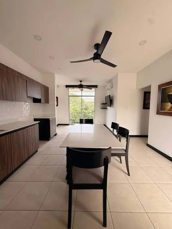 The apartment is recently renovated with 90 m ², with excellent natural lighting and amenities ideal for your lifestyle.