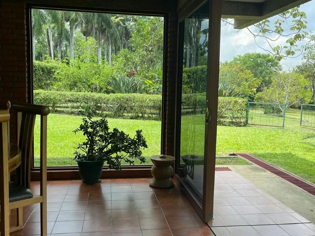 Cuenta con maderas y artesonados finamente trabajados en medio de un gran jardín de árboles ..., photo 3