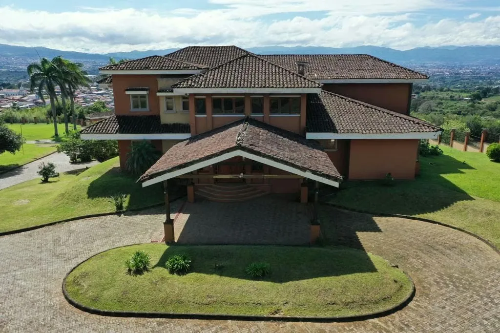 MA Asesoría vende propiedad de lujo en las montañas de Concepción de San Rafael de Heredia con vista privilegiada al Valle Central. Se ofrece financiamiento